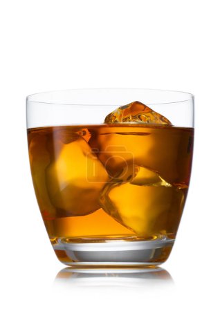 Téléchargez les photos : Plein verre de whisky écossais avec glaçons sur blanc. - en image libre de droit
