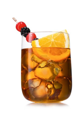 Téléchargez les photos : Grand verre de luxe de cocktail à l'ancienne avec tranche d'orange, cerise et mûre sur blanc. - en image libre de droit