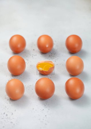 Foto de Concepto huevos frescos crudos con cáscara y yema sobre fondo claro. - Imagen libre de derechos