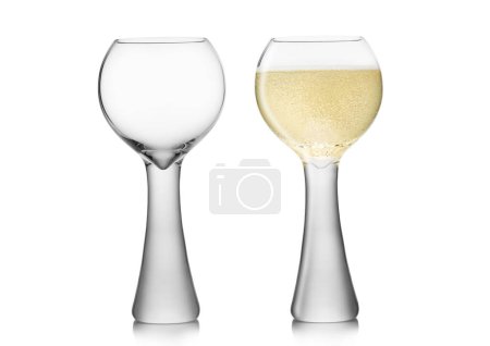 Foto de Globo vacío y lleno de copas de champán de lujo en blanco. - Imagen libre de derechos