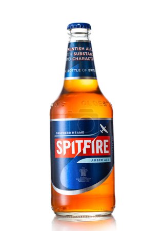 Foto de LONDRES, Reino Unido - 06 de julio de 2022: Botella de cerveza Amber ale Spitfire sobre blanco. - Imagen libre de derechos