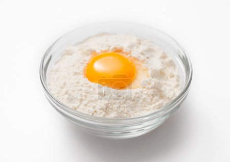 Foto de Placa honda con harina y yema de huevo sobre blanco. - Imagen libre de derechos