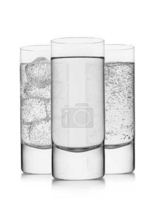 Foto de Vasos Highball con agua mineral espumosa y todavía beber en blanco. - Imagen libre de derechos