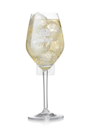 Téléchargez les photos : LONDON, UK - AUGUST 25, 2022: Somersby pear cider with ice cubes in original cocktail glass with logo on whit. - en image libre de droit