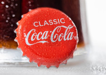 Téléchargez les photos : LONDON, UK - DECEMBER 22, 2022: Coca Cola Classic bottle cap with dew and cold glass on white. - en image libre de droit