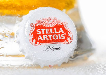 Téléchargez les photos : LONDON, UK - DECEMBER 29, 2022: Stella Artois lager beer bottle cap with cold glass on white with dew. - en image libre de droit