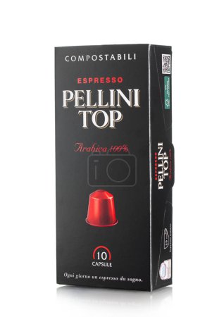 Téléchargez les photos : LONDON, UK - DECEMBER 15, 2022: Pellini top espresso arabica coffee capsules pods on white. - en image libre de droit