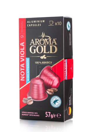 Foto de LONDON, UK - DECEMBER 27, 2022: Pack of Aroma Gold coffee capsules pods on white  with high intensity. - Imagen libre de derechos