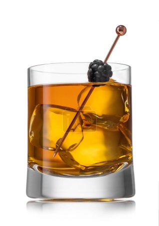 Téléchargez les photos : Old fashioned cocktail glass with ice cubes and blackberry on still pick on white. - en image libre de droit