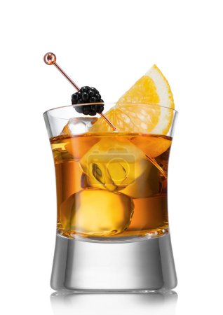 Téléchargez les photos : Old fashioned cocktail with ice cubes and blackberry with orange slice on white. - en image libre de droit