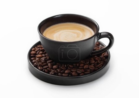 Foto de Gran taza de porcelana de café negro cremoso caliente y frijoles crudos frescos en platillo sobre fondo blanco. - Imagen libre de derechos