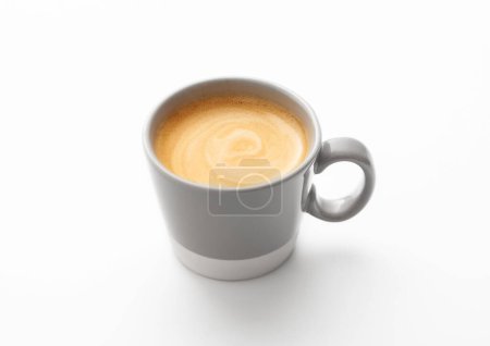 Téléchargez les photos : Coffee with creamy foam in small cup on white background. Flat white,americano,espresso,cappuccino. - en image libre de droit