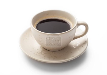 Foto de Café cremoso negro caliente fresco en taza de porcelana ligera en blanco. - Imagen libre de derechos