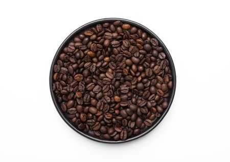 Foto de Granos de café frescos de aroma crudo en placa redonda sobre fondo blanco.. - Imagen libre de derechos