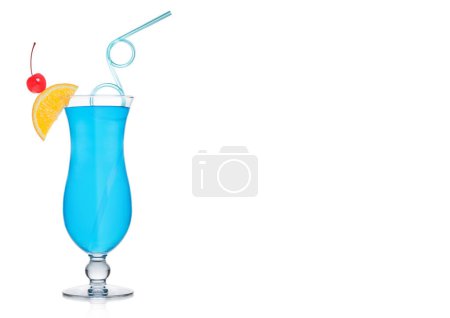 Téléchargez les photos : Cocktail lagon bleu verre classique avec paille et tranche d'orange avec cerise douce sur fond blanc. Espace pour le texte - en image libre de droit