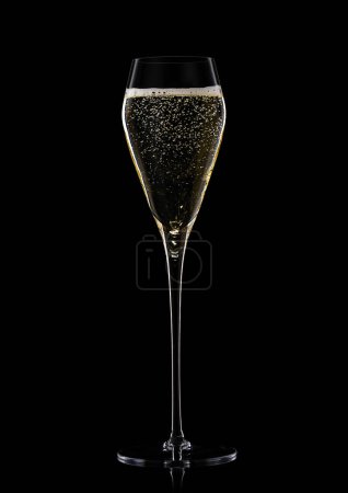 Téléchargez les photos : Verre de champagne prosecco sur fond noir avec bulles. - en image libre de droit