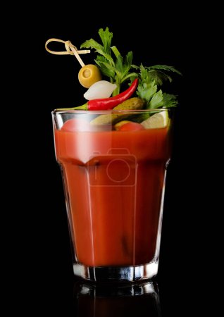 Téléchargez les photos : Vodka et jus de tomate cocktail Mary sanglant dans un grand verre sur noir. - en image libre de droit