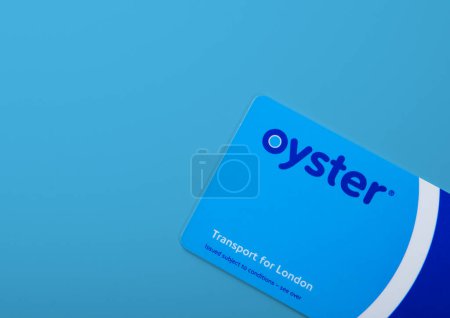 Foto de LONDRES, Reino Unido - 12 de noviembre de 2022: Tarjeta de ostras sobre fondo azul. Transporte para billete de tren de Londres.Vista superior. - Imagen libre de derechos