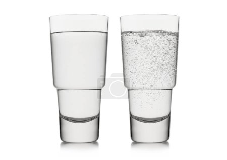 Foto de Vasos de lujo de agua tranquila y espumosa con burbujas en blanco. - Imagen libre de derechos