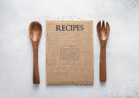 Foto de Tablero de menú con cuchara de madera y tenedor sobre fondo de cocina claro. Vista superior. - Imagen libre de derechos
