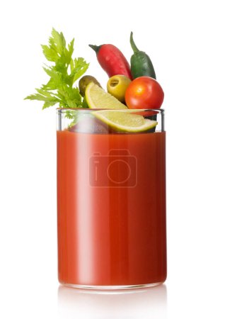 Foto de Bloody Mary clásico original, vodka y jugo de tomate cóctel en blanco. - Imagen libre de derechos
