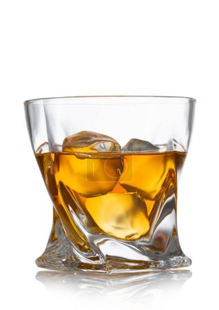 Foto de Vidrio de lujo con whisky y cubitos de hielo en blanco. - Imagen libre de derechos