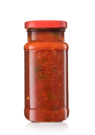 Téléchargez les photos : Pot en verre avec sauce trempette piquante taco nachos salsa sur blanc. - en image libre de droit