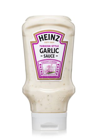 Téléchargez les photos : LONDRES, RU - 22 AVRIL 2023 : Bouteille de sauce à l'ail Heinz à la turque sur fond blanc. - en image libre de droit