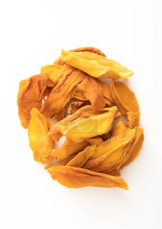 Téléchargez les photos : Tranches de mangue bio sucrées séchées sur blanc. - en image libre de droit