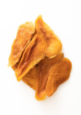 Téléchargez les photos : Tranches de mangue bio sucrées séchées sur blanc. Macro vue de dessus. - en image libre de droit
