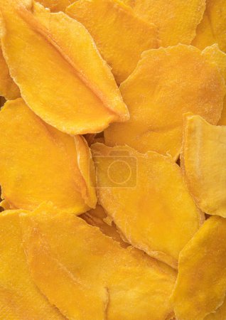 Téléchargez les photos : Tranches de grosses mangues séchées sucrées.Fermer macro. Vue du dessus. - en image libre de droit