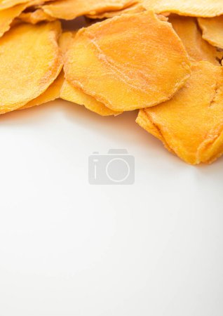 Téléchargez les photos : Grandes tranches de mangue sucrée séchées sur fond blanc. - en image libre de droit