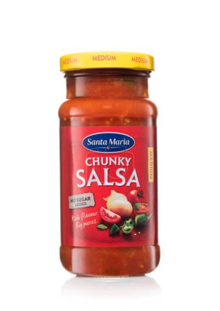 Téléchargez les photos : LONDRES, ROYAUME-UNI - 22 AVRIL 2023 : Sauce à trempette salsa avec tomate et jalapeno par Santa Maria sur blanc. - en image libre de droit