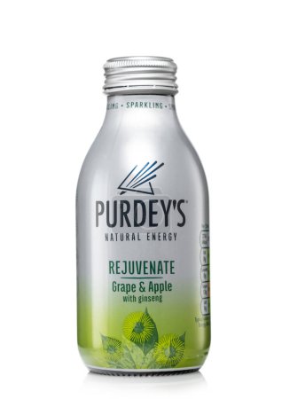 Foto de LONDRES, Reino Unido - 11 de abril de 2023: Purdey 's natural energy drink with apple and grape on white. - Imagen libre de derechos