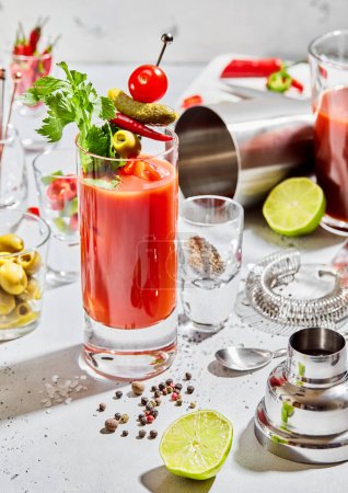 Téléchargez les photos : Préparation d'un cocktail sanglant au bar avec ustensiles et citron vert, poivre, olives à bord léger.Lumière dure - en image libre de droit