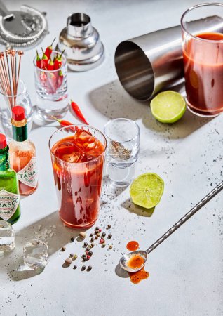 Téléchargez les photos : LONDRES, ROYAUME-UNI - 18 MARS 2023 : Cocktail marie sanglant avec sauce piquante rouge et verte au tabasco sur une barre lumineuse installée. - en image libre de droit