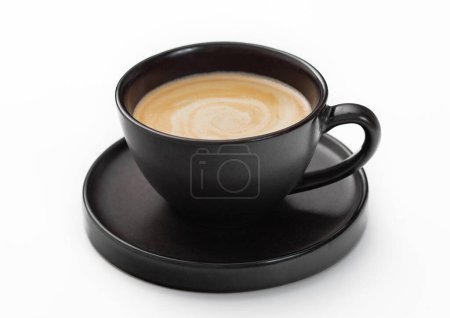 Téléchargez les photos : Tasse et soucoupe avec boisson café crémeuse fraîche noire sur blanc. - en image libre de droit