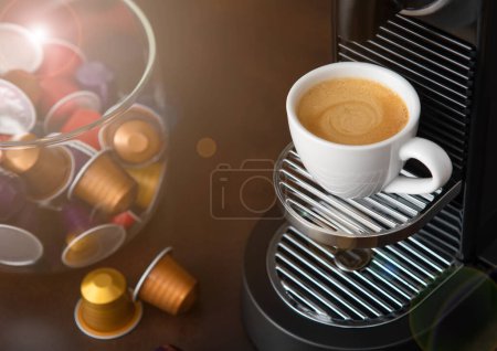 Téléchargez les photos : Tasse blanche avec arôme chaud café de dosettes de machine à expresso sur tableau noir. - en image libre de droit