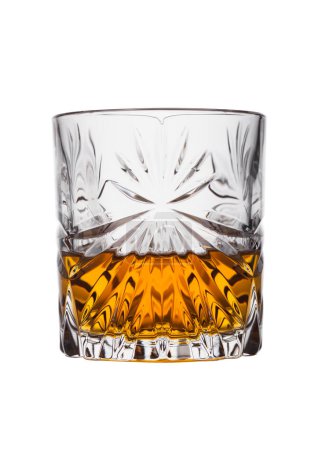 Téléchargez les photos : Scotch whisky en cristal élégant verre isolé sur fond blanc. - en image libre de droit