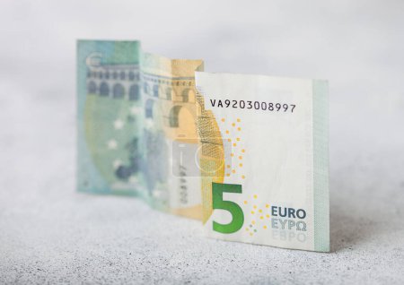 Foto de Billete de cinco euros en primer plano sobre fondo claro. Concepto de crisis económica mundial. - Imagen libre de derechos