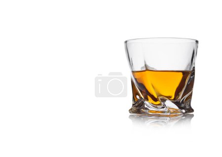 Téléchargez les photos : Whisky écossais en cristal verre de luxe moderne sur fond blanc avec réflexion. Espace pour le texte - en image libre de droit