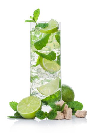Téléchargez les photos : Verre Highball de Mojito été cocktail alcoolisé avec glaçons menthe et citron vert sur fond blanc avec sucre de canne et citron vert brut - en image libre de droit