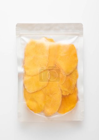 Téléchargez les photos : Jumbo pack de grosses tranches de mangue sucrée séchées sur fond blanc. - en image libre de droit