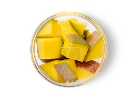 Foto de Rebanada de mango orgánico maduro con piel sobre fondo blanco.Vista superior. - Imagen libre de derechos