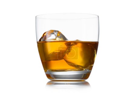 Foto de Vaso de whisky con hielo sobre fondo blanco con reflejo. - Imagen libre de derechos