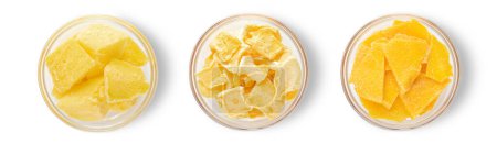 Téléchargez les photos : Mangues congelées et congelées avec des tranches séchées sucrées sur fond blanc.. - en image libre de droit