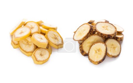 Téléchargez les photos : Tranches rondes de bananes fraîches et quelques jours sur fond blanc. - en image libre de droit