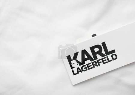 Téléchargez les photos : LONDRES, Royaume-Uni - 15 FÉVRIER 2024 : Karl Lagerfeld logo tag on premium white fabric t-shirt. - en image libre de droit