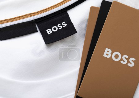 Foto de LONDRES, Reino Unido - 12 DE FEBRERO DE 2024: Etiqueta negra Boss en camiseta de tela blanca de primera calidad.. - Imagen libre de derechos