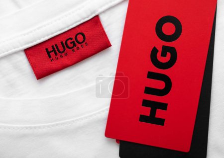 Téléchargez les photos : LONDRES, Royaume-Uni - 11 FÉVRIER 2024 : Étiquette rouge Hugo Boss sur t-shirt en tissu blanc premium. - en image libre de droit